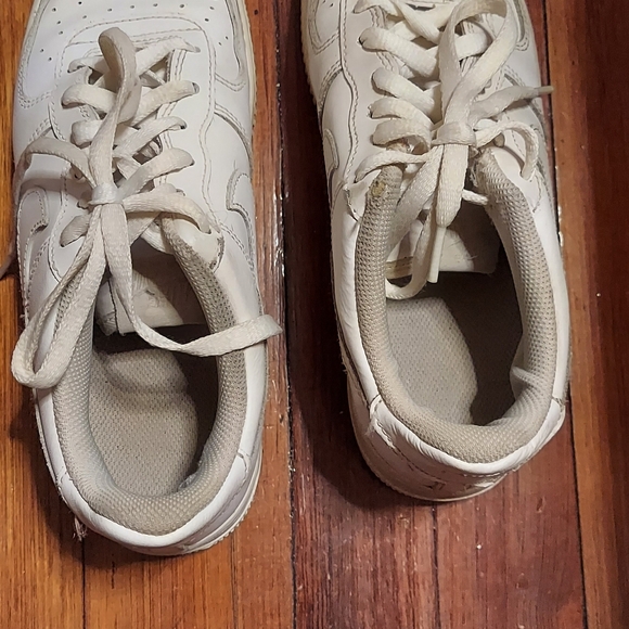 NIKE AIR FORCE LOW TRIPLE WHITE Size 6.5 Y - Picture 4 of 16